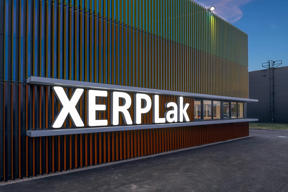 XERPLak, osvětlený vstup a firemní označení