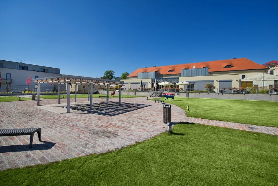 Tereziánský dvůr – vnitřní dvůr a hotelová terasa