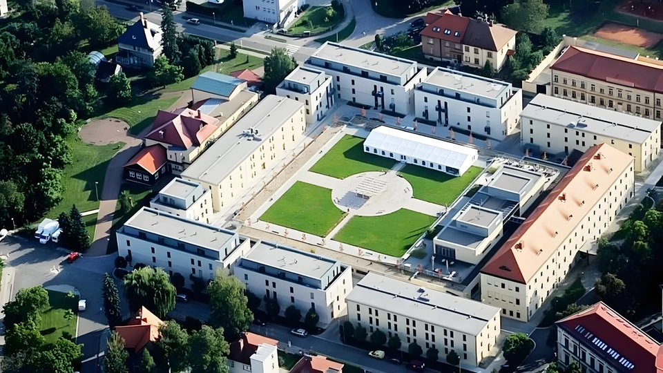 Tereziánský dvůr – letecký pohled na areál