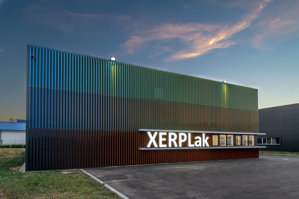 XERPLak, večerní pohled na objekt