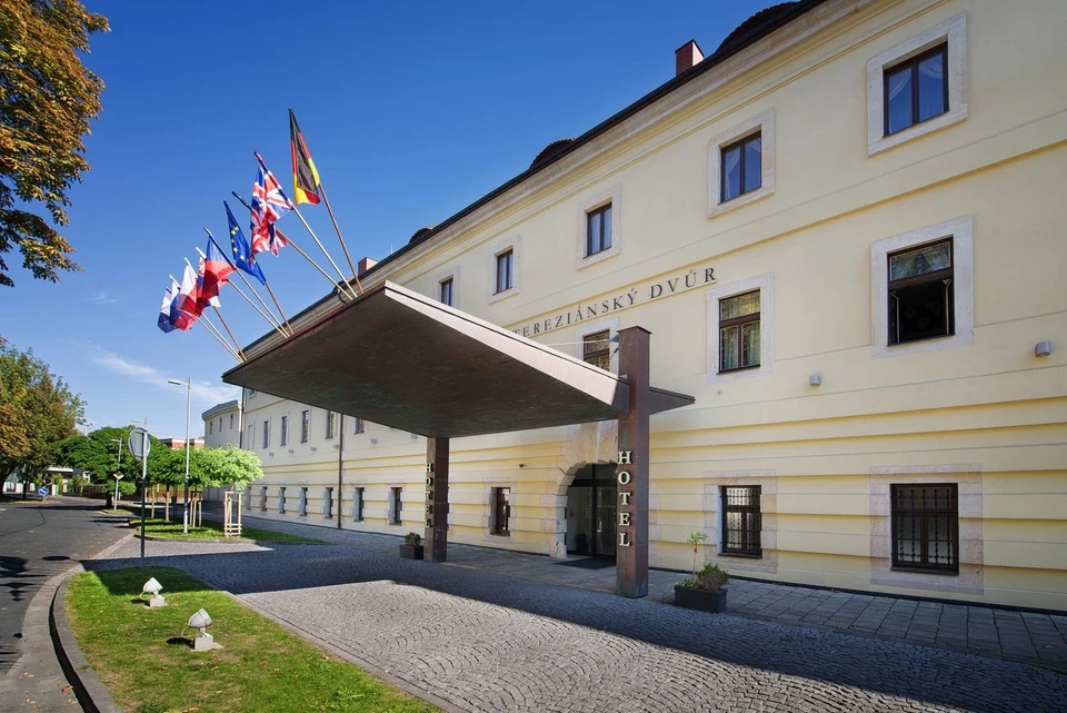 Tereziánský dvůr – hlavní vstup do hotelu